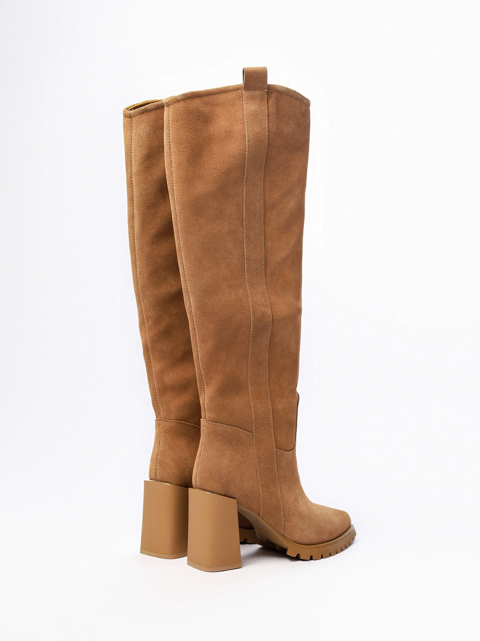 Сапоги коричневого цвета на высоком каблуке